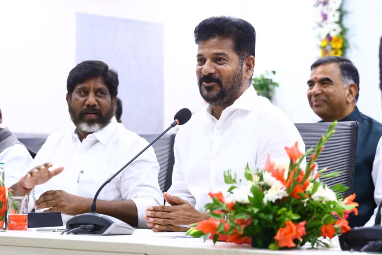 జర్నలిస్టులంటే ఎవరు…