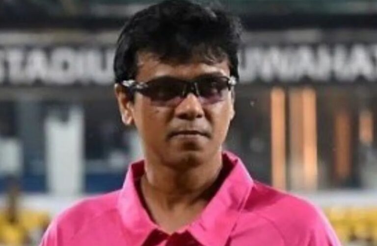 ఆసీస్ కు థర్డ్ ఎంపైర్ బాసట