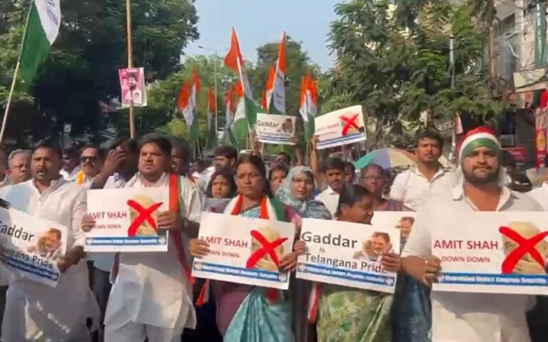 గద్దర్ కు అవమానం: అమిత్ షా దిష్టిబొమ్మ దహనం