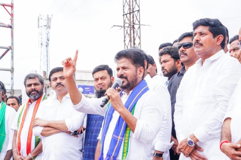 నిరసన తెలిపితే పాశవిక దాడులా?: కొడంగల్ ధర్నాలో రేవంత్